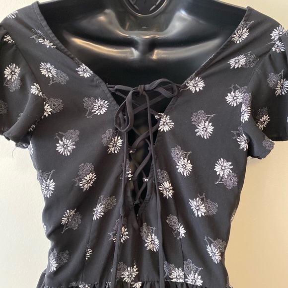 🚫SOLD🚫 Daisy Print Romper - Picture 3 of 3